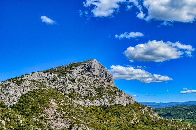 personas colaborando en proyecto de crowdfunding en España con ordenador portátil
